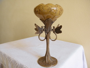 Secesní porcelánová váza v mosazné montáži - vážka