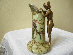 Secesní porcelánová váza s dívkou z mosazi