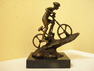 BRONZOVÁ SOCHA NA MRAMORU CYKLISTA
