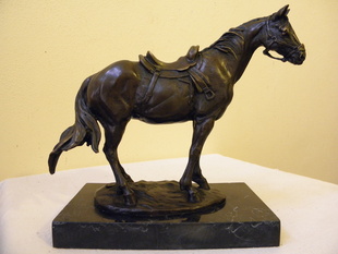 VELKÁ BRONZOVÁ SOCHA OSEDLANÉHO KONĚ