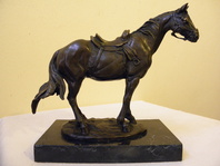 VELKÁ BRONZOVÁ SOCHA OSEDLANÉHO KONĚ