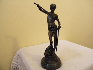 BRONZOVÁ SOCHA NA MRAMORU DAVID A GOLIÁŠ