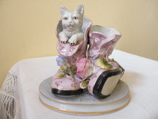 PORCELÁNOVÁ SOCHA - KOCOUR V BOTĚ