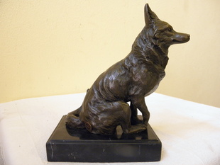 BRONZOVÁ SOCHA VLKA NA MRAMOROVÉM PODSTAVCI