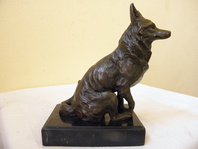 BRONZOVÁ SOCHA VLKA NA MRAMOROVÉM PODSTAVCI