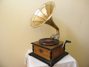 GRAMOFON NA KLIKU S MOSAZNOU TROUBOU