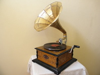 GRAMOFON NA KLIKU S MOSAZNOU TROUBOU