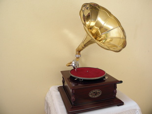 GRAMOFON NA KLIKU S MOSAZNOU TROUBOU