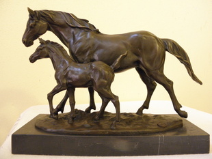 BRONZOVÁ SOCHA  KLISNA S HŘÍBĚTEM 