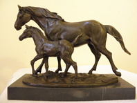 BRONZOVÁ SOCHA  KLISNA S HŘÍBĚTEM 