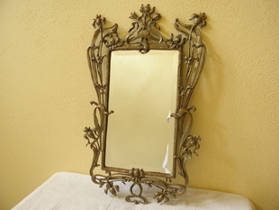 SECESNÍ MOSAZNÉ ZRCADLO ZABRUŠOVANÉ HRANY