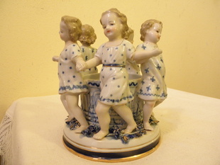 PORCELÁNOVÁ FIGURÁLNÍ ŽARDINIÉRA