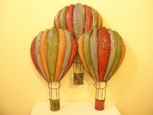 KOVOVÁ NÁSTĚNNÁ DEKORACE - LÉTAJÍCÍ BALÓNY 67 CM