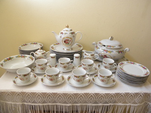 PORCELÁNOVÝ KOMPLETNÍ JÍDELNÍ SERVIS PRO 8 OSOB
