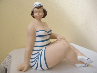 LUXUSNÍ RETRO 37 CM FIGURA SEDÍCÍ SLEČNY
