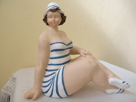 LUXUSNÍ RETRO 37 CM FIGURA SEDÍCÍ SLEČNY