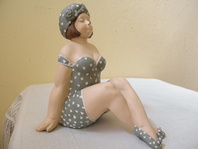 RETRO 26 CM FIGURA SEDÍCÍ SLEČNY