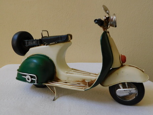  KOVOVÝ MODEL MOTORKY VESPA - RETRO 1