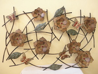 KOVOVÁ DEKORACE NA STĚNU KVĚTY A MOTÝLI