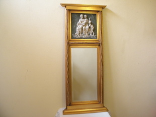 ZRCADLO VE ZLATÉM RÁMU S RELIÉFEM 117x52cm