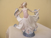 PORCELÁNOVÁ SOCHA TANEČNICE 31 cm 