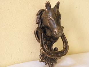 KOVOVÉ LITINOVÉ KLEPADLO NA VRATA ČI DVEŘE - KŮŇ 18 cm