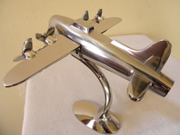 LUXUSNÍ LEŠTĚNÉ KOVOVÉ VRTULOVÉ LETADLO NA STOJANU