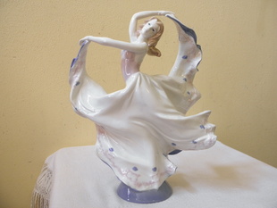 PORCELÁNOVÁ SOCHA TANEČNICE 33 cm