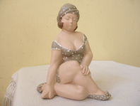 RETRO FIGURA SEDÍCÍ SLEČNY