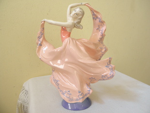 PORCELÁNOVÁ SOCHA TANEČNICE 34 cm