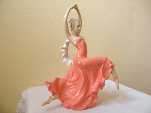 PORCELÁNOVÁ SOCHA TANEČNICE 38 cm
