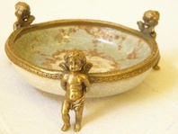 PORCELÁNOVÁ MISKA S MOSAZNOU MONTÁŽÍ