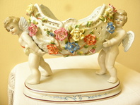VELKÁ FIGURÁLNÍ PORCELÁNOVÁ ŽARDINIÉRA