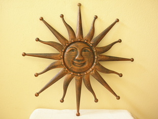 SLUNCE 60 CM - KOVOVÁ DEKORACE NA ZEĎ S HÁČKEM