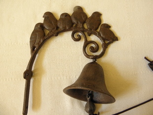 ZVON NA OZDOBNÉ KOVOVÉ KONZOLI - PTÁCI PĚVCI 