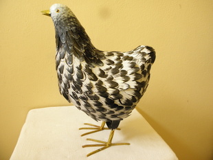 KRÁSNÁ PLECHOVÁ KROPENATÁ SLEPICE 