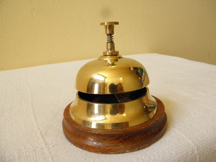 RECEPČNÍ PULTOVÝ ZVONEK - MOSAZ - DŘEVO 