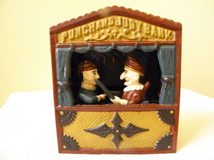 KOVOVÁ MECHANICKÁ KASIČKA - PUNCH AND JUDY BANK