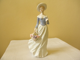 PORCELÁNOVÁ SOŠKA DÁMA S KOŠÍČKEM 
