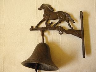 LITINOVÝ ZVON NA OZDOBNÉ KOVOVÉ KONZOLI S KONĚM