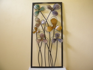 KOVOVÁ DEKORACE NA ZEĎ S KVĚTY 