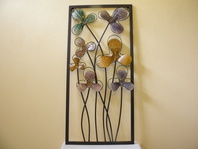 KOVOVÁ DEKORACE NA ZEĎ S KVĚTY 