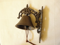 ZVON NA OZDOBNÉ KOVOVÉ KONZOLI