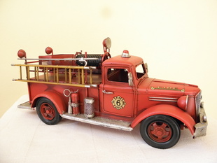 VELKÝ KOVOVÝ MODEL AUTA 44 cm - HASIČI - RETRO 
