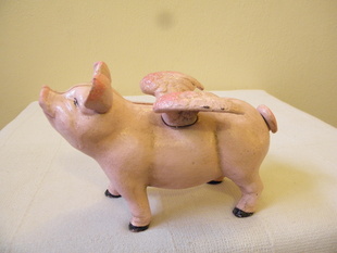 LITINOVÁ KASIČKA - PRASE S KŘÍDLY 19 cm 