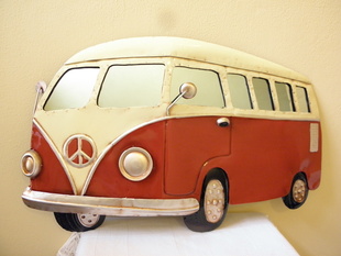 RETRO - AUTO VOLKSWAGEN MINIBUS ČERVENÝ NÁSTĚNNÝ 82 CM 