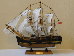 DŘEVĚNÝ MODEL - LOĎ ENDEAVOUR