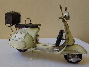 KOVOVÝ MODEL MOTORKY VESPA VETERÁN RETRO 
