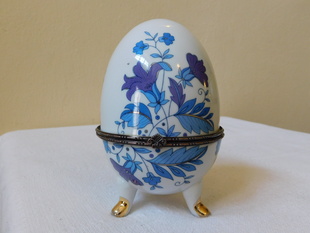 PORCELÁNOVÁ DÓZA VEJCE VE STYLU FABERGÉ 
