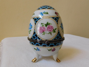 PORCELÁNOVÁ DÓZA VEJCE VE STYLU FABERGÉ 
